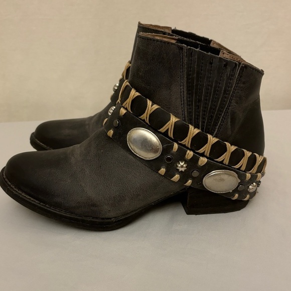 Circle G 6.5 Harness Western Women’s Booties Ankle Boots Gray Leather Boho - Picture 2 of 10